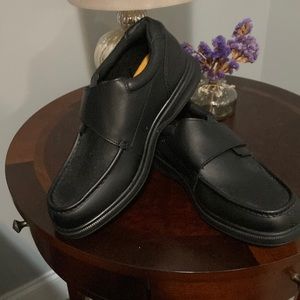 MEN'S VELCRO SHOES SIZE 11 1/2 W Brand: Earth Spirit New never been worn